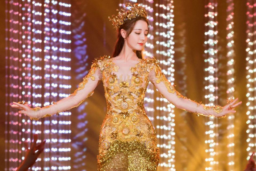Diện bộ trang phục cầu kỳ, mỹ nhân Tân Cương khiến khán giả khó rời mắt khi trình diễn trên sân khấu.    