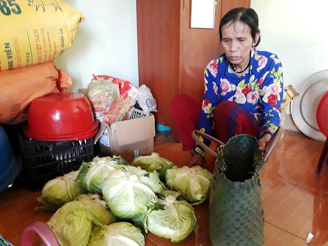 Để có miếng cơm, manh áo bà Nguyễn Thị Huệ đã phải chạy chợ từng mớ rau.