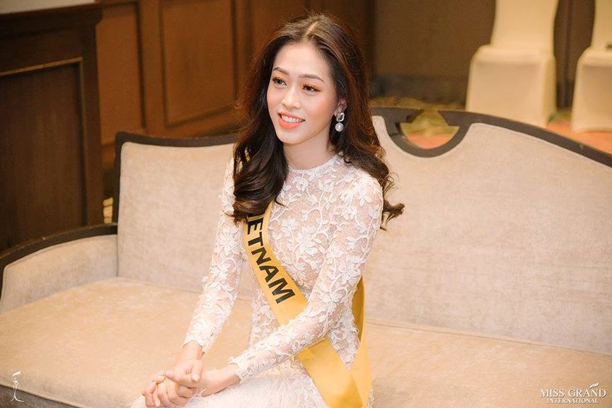 Á hậu Việt Nam 2018 lựa chọn bộ đầm ren trắng đính lông vũ tinh tế, xinh đẹp cho phần thi quan trọng này. Được biết ngay sau khi kết thúc vòng phỏng vấn, Phương Nga và 8 thí sinh khác sẽ bước vào phần chụp hình áo tắm tại một nơi sang trọng.