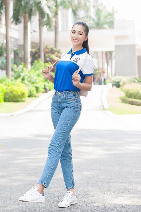 Ngày đầu tiên nhập học tại trường Đại học, Tiểu Vy cũng xúng xính đồng phục nhưng không quên diện đôi giày đã gắn bó với cô bao năm qua.     