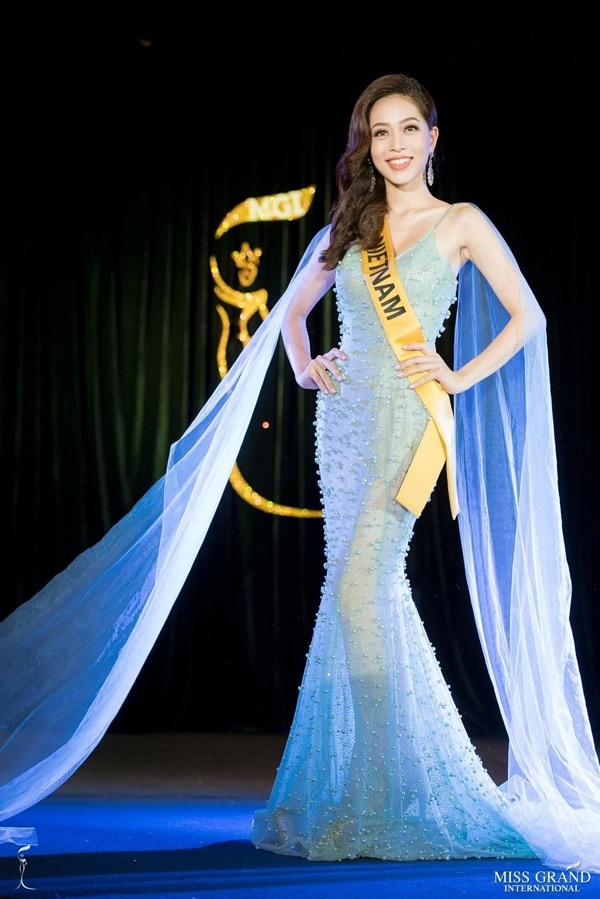 Á Hậu Phương Nga tỏa sáng tại cuộc thi Hoa hậu Hòa Bình quốc tế 2018 khi khoác lên mình bộ cánh xanh đính ngọc trai của NTK Joli Poli.      