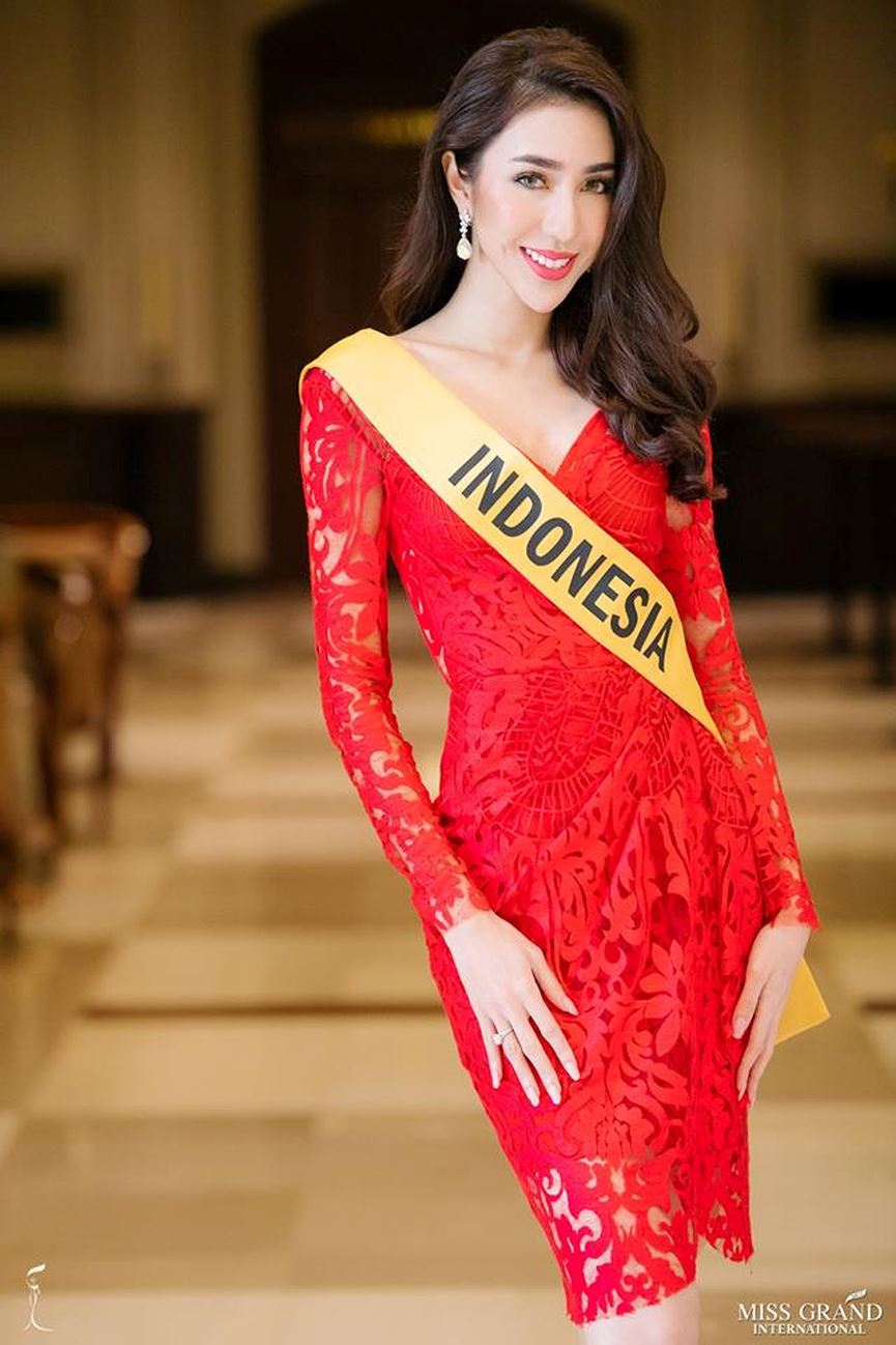 Hoa hậu Indonesia diện váy ren màu đỏ.