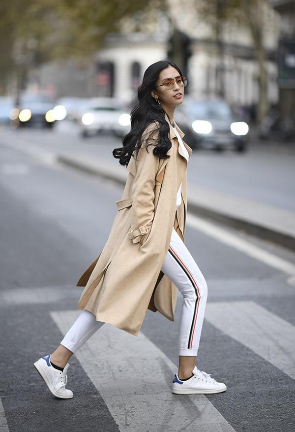 Đến khi đặt chân ở kinh đô thời trang của thế giới Paris, Tiểu Vy vẫn ưu ái trưng dụng đôi giày yêu thích của cô, sải bước tự tin trên đường phố.     