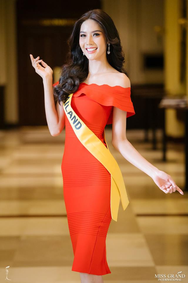 Hoa hậu Thái Lan khoe đường cong chữ S gợi cảm trong bộ cánh trễ vai màu sắc nổi bật.