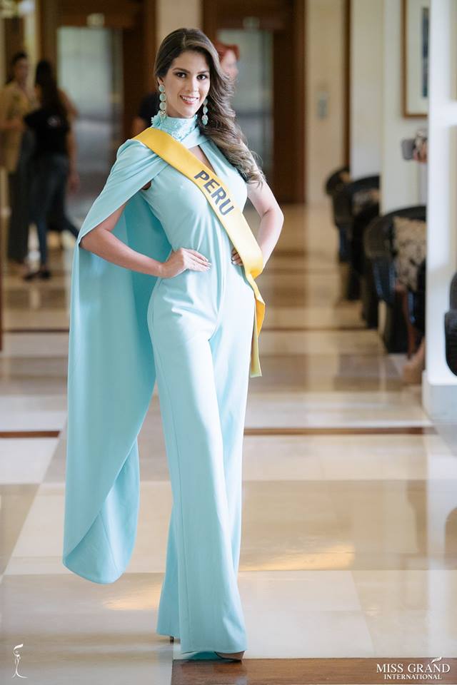 Người đẹp Peru chọn bộ jumpsuit màu xanh.