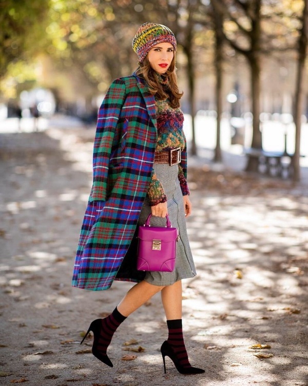 Alexandra Lapp là một trong những fashionista nổi tiếng thế giới có gu thời trang được đánh giá cao bởi tính thời thượng sang chảnh. Tuần này, cô lựa chọn một set đồ hết sức nổi bật bắt mắt nhờ loạt items có màu sắc ấn tượng như chiếc áo khoác dáng dài, áo sweater, mũ len và túi xách.    
