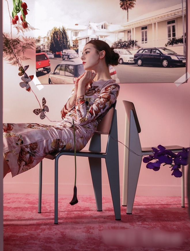 Địch Lệ Nhiệt Ba cũng vừa diện mẫu váy này lên bìa tạp chí mới đây.