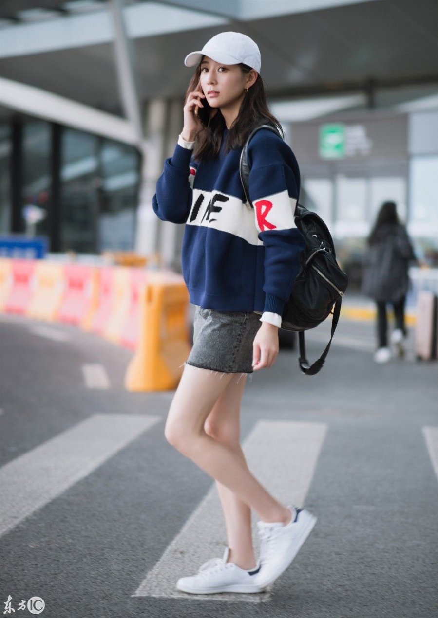 Phong cách thời trang sân bay của Trương Quân Ninh thiên về sự năng động, thoải mái. Nữ diễn viên kết hợp áo nỉ len dài tay với chân váy jeans. Phụ kiện là balo đen, mũ lưỡi trai trắng và đôi giày thể thao cùng tông.    