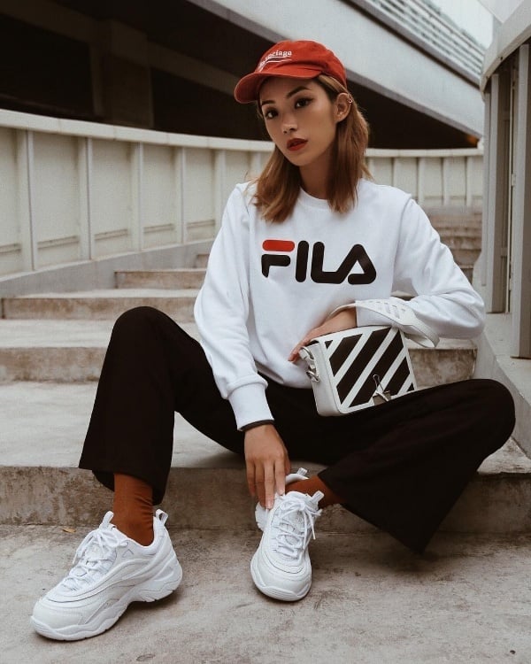 Michella Choi lại cá tính khi diện cả set đồ thể thao chất lừ. Fashionista đến từ London phối áo sweatshirt của Fila cùng với quần tối màu, thêm phụ kiện là giày sneaker, túi xách và mũ lưỡi trai của Balenciaga.    