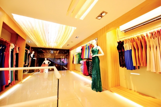 Những bộ trang phục lộng lẫy được trưng bày trong showroom của cô.    