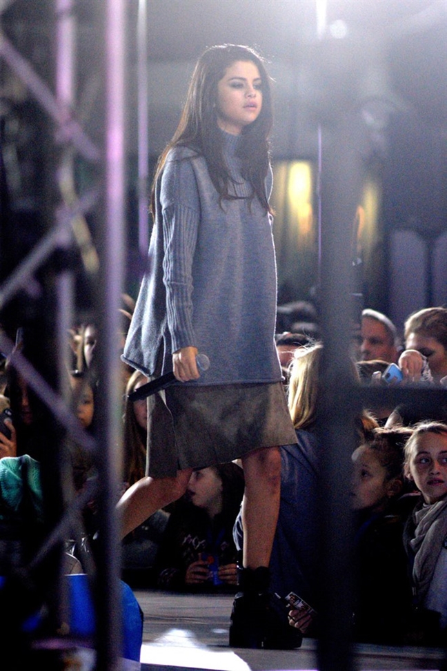 Trên sân khấu, cô cũng chọn cho mình phong cách trẻ trung với áo len và chân váy. Đôi boot hầm hố giúp Selena trông thật phá cách, cá tính hơn.