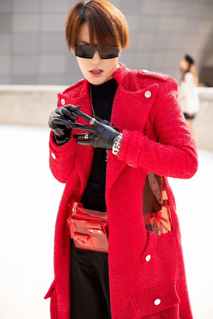 Không hề kém cạnh, stylist Kye Nguyễn lựa chọn trang phục đen cùng với áo khoác ngoài dáng dài gam đỏ của NTK Nguyễn Tiến Truyển.  
