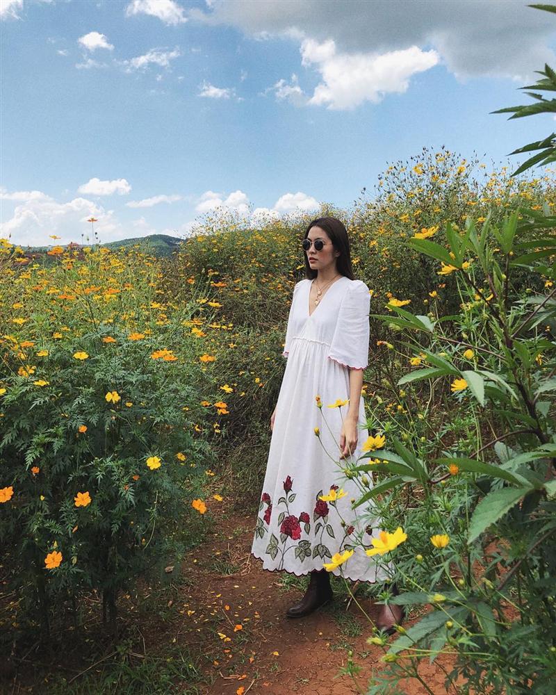 Diện váy style boho, Tăng Thanh Hà hóa nàng thơ mộng mơ giữa rừng hoa ở Đà Lạt.    