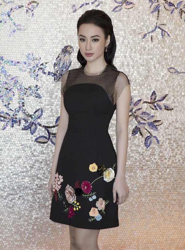 Angela Phương Trinh trong một thiết kế hoa đa sắc trên nền vải đen sang trọng.  
