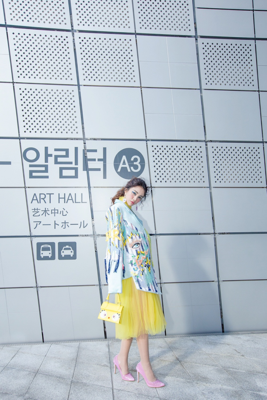 Lần đầu tiên tham dự “Seoul Fashion Week 2018”, Thiên Nga cảm thấy hạnh phúc khi có thể mang thời trang trong nước ra đến bạn bè quốc tế.    