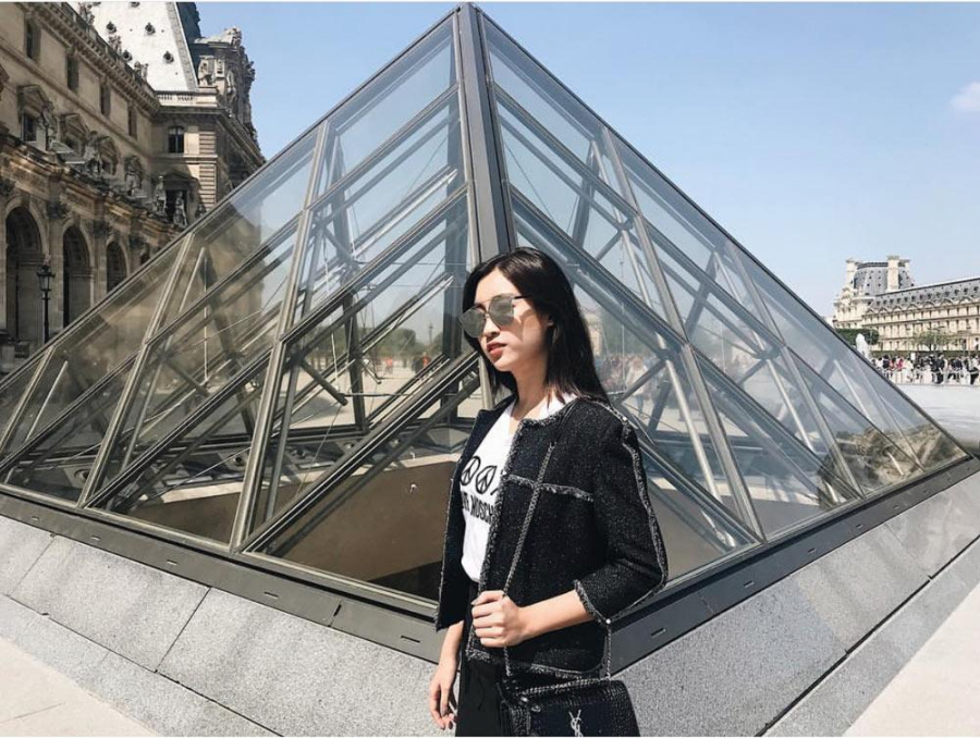 Ở Cannes đã diện áo thun hàng hiệu rồi thì sang Paris, Linh vẫn trung thành với item này. Cô lại tiếp tục thả dáng cùng chiếc áo thun trắng của Moschino.     