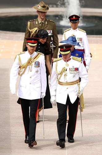 Trong khi đó,  Hoàng tử Harry diện bộ trang phục danh giá của Hoàng gia Anh và cầm kiếm.  