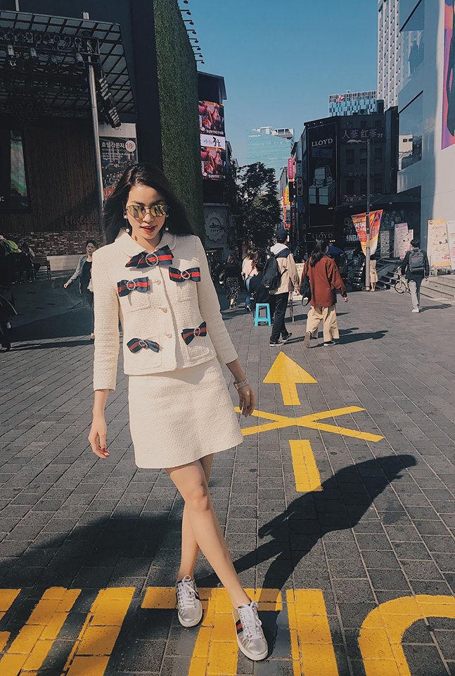Hoa hậu Phạm Hương thanh lịch với cả cây Gucci từ đầu đến chân thả dáng giữa đường phố Seoul.    
