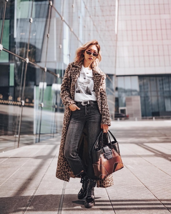 Lăng xê họa tiết da báo trendy, Faye Tsui lựa chọn trưng diện mẫu áo khoác dáng dài thời thượng. Fashionista Hong Kong phối item này cùng với áo phông, quần jean và combat boots. Chiếc túi xách da nâu cỡ lớn là phụ kiện giúp cô hoàn thiện set đồ street style tuần này.    