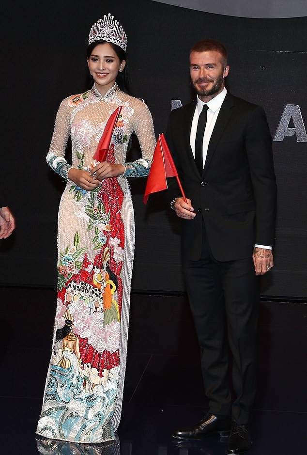 Tại một sự kiện ở Pháp đứng bên cạnh David Beckham, Hoa hậu Việt Nam 2018 khiến hàng nghìn con mắt người hâm mộ phải trầm trồ, ngưỡng mộ với diện mạo thướt tha, thanh thoát trong tà áo dài đậm chất Việt.  