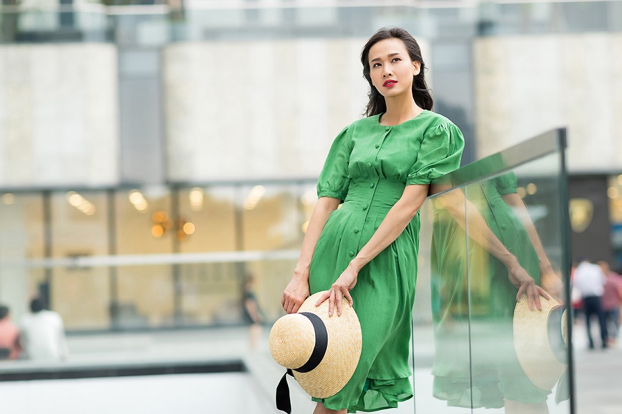 Để tạo sự tươi trẻ, Dương Mỹ Linh còn chọn diện chiếc váy với thiết kế tay phồng, sắc xanh lá đang được nhiều bạn gái ưa chuộng.  