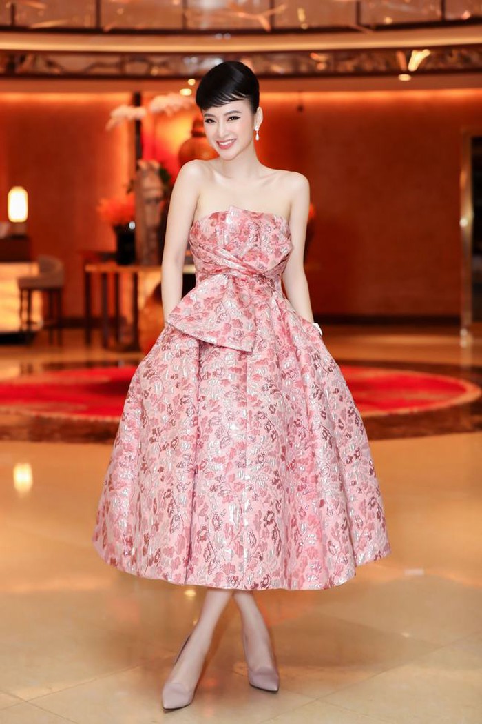 Angela Phương Trinh xây dựng hình ảnh một quý cô với phong cách trang điểm và làm tóc mang màu sắc cổ điển trong thiết kế váy tông màu hồng ngọt ngào, chiếc váy này có giá lên đến 90 triệu đồng.  
