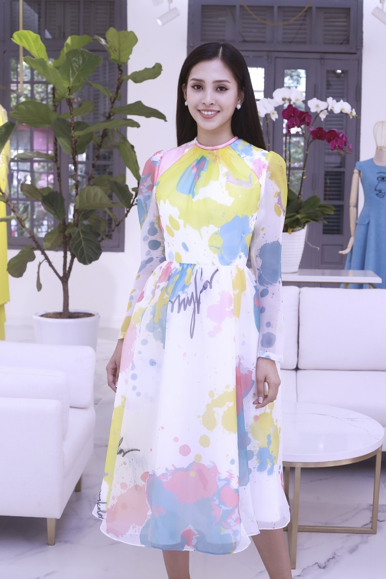 Cùng với sự tư vấn của NTK, hoa hậu Tiểu Vy chọn cho mình một chiếc váy có màu sắc rực rỡ, trẻ trung phù hợp lứa tuổi.  