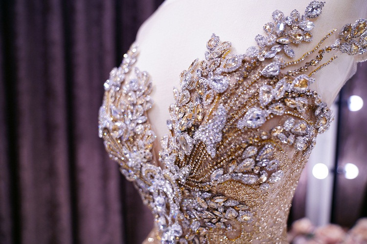 Chiếc đầm dạ hội mà Phương Nga mang đến đêm chung kết Miss Grand International 2018 được lấy ý tưởng từ đôi cánh kết hợp biểu tượng hạt ngọc vàng - cây lúa chín của Việt Nam.  