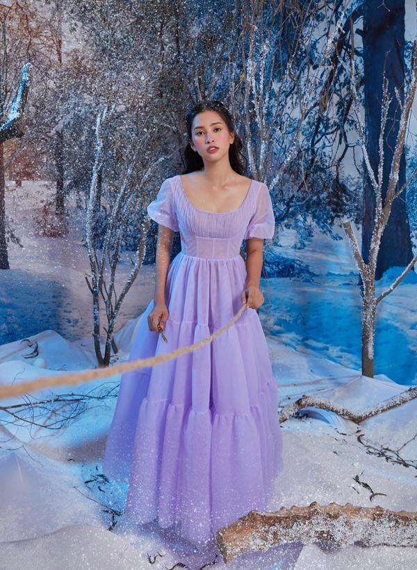 Hoa hậu Việt Nam 2018 xinh tươi trong bộ váy tím, diễn xuất giữa khung cảnh mùa đông tuyết trắng.    