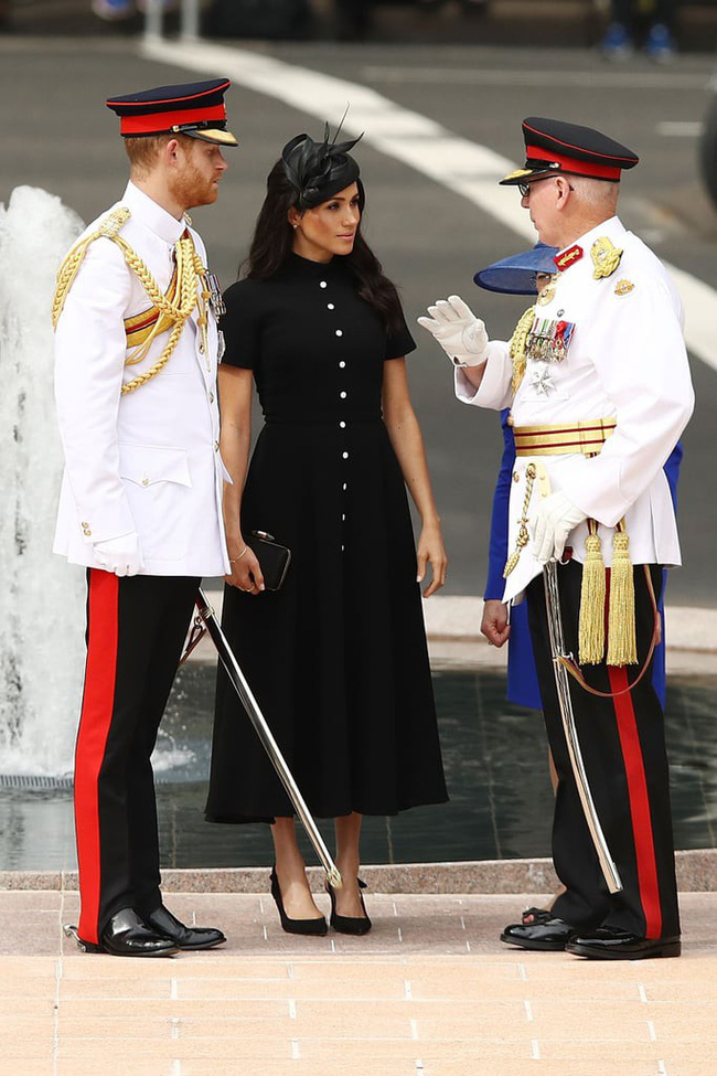 Cô khéo giấu dáng với thiết kế đầm midi màu đen đơn giản. Món phụ kiện cầu kỳ duy nhất chính là chiếc mũ phong cách Hoàng gia mà cô chọn diện cùng bộ đầm.    