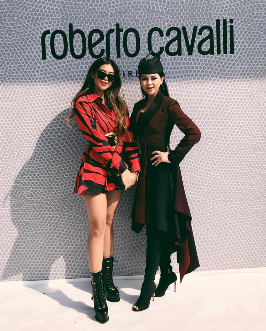 Tông màu đen, đỏ được hai mẹ con kết hợp hài hòa trong những thiết kế dành cho mùa lạnh thuộc thương hiệu Roberto Cavalli.      
