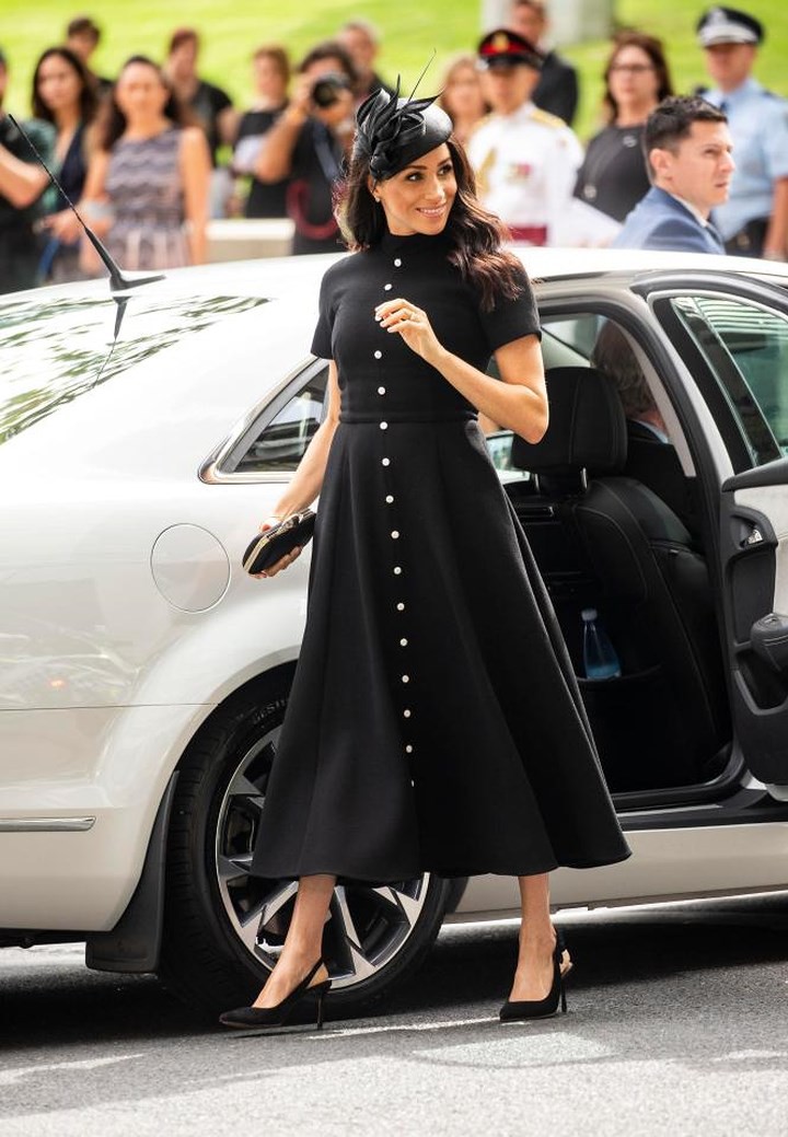 Đôi cao gót màu đen xuyệt tông với bộ đầm là một trong những thiết kế quen thuộc đồng hành cùng cô trong rất nhiều sự kiện. Bộ đầm đen mà Công nương chọn là một thiết kế của NTK người Anh Emilia Wickstead.    
