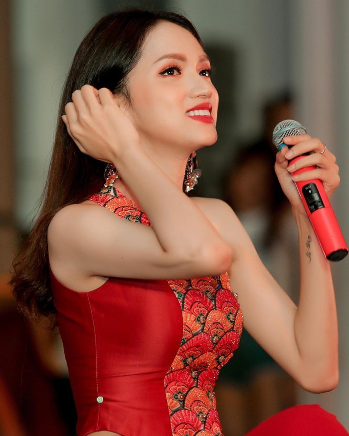 Diện trang phục nổi bật, Hương Giang chọn tone makeup đỏ với đôi môi được tô đỏ và phấn mắt cam.    