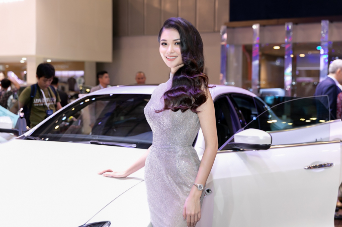 Cô diện váy ôm tôn vóc dáng của nhà thiết kế Phạm Đăng Anh Thư, chọn kiểu tóc bồng bềnh.