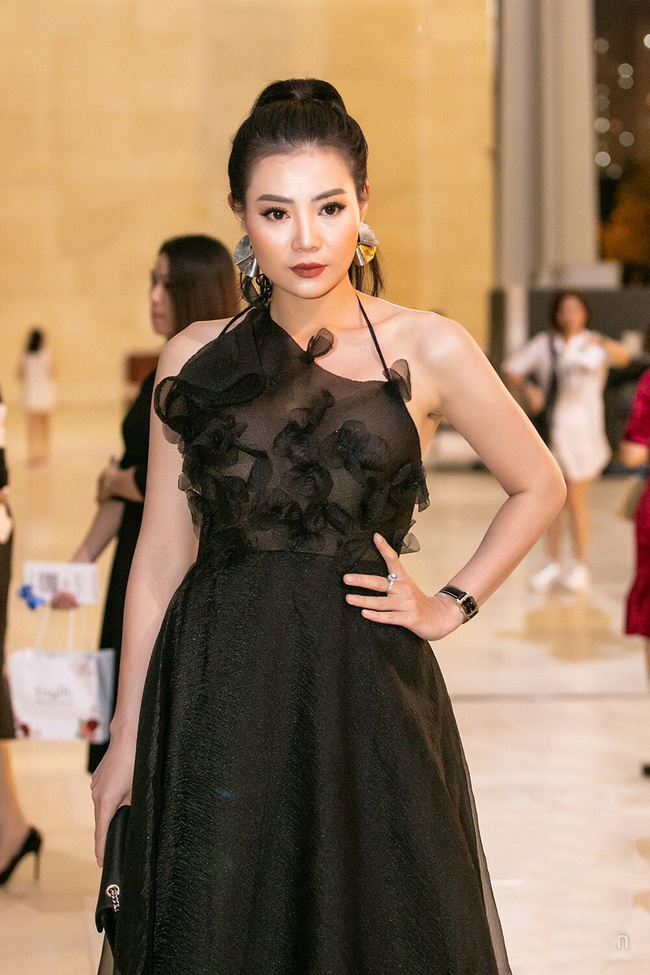 Thanh Hương quyến rũ nhưng cũng không kém phần cá tính trong chiếc váy đen xuyên thấu.    