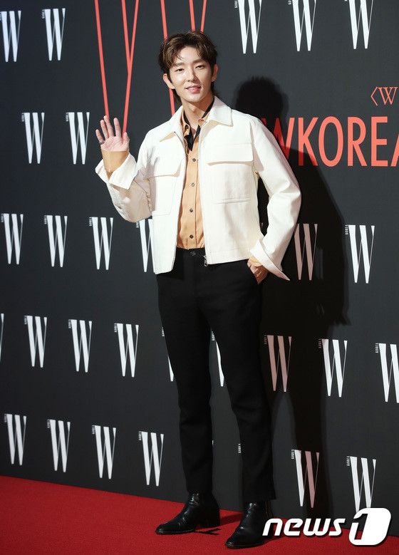 Lee Jun Ki kết hợp áo khoác trắng, sơ mi nâu vàng vừa trang nhã lại trẻ trung, tươi tắn. Vừa qua, dự án mới mang tên Lawless Lawyer của nam diễn viên đã chính thức lên sóng vào tháng 5.