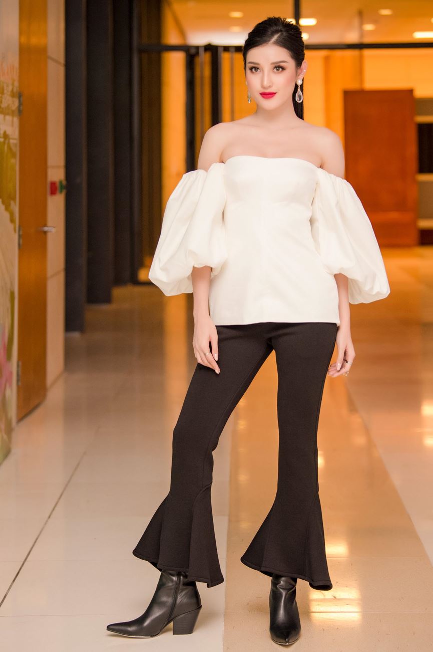 Á hậu Huyền My tiếp tục xuất hiện vô cùng nổi bật tại đêm thứ 3 của Tuần lễ thời trang quốc tế Việt Nam tại Hà Nội.  