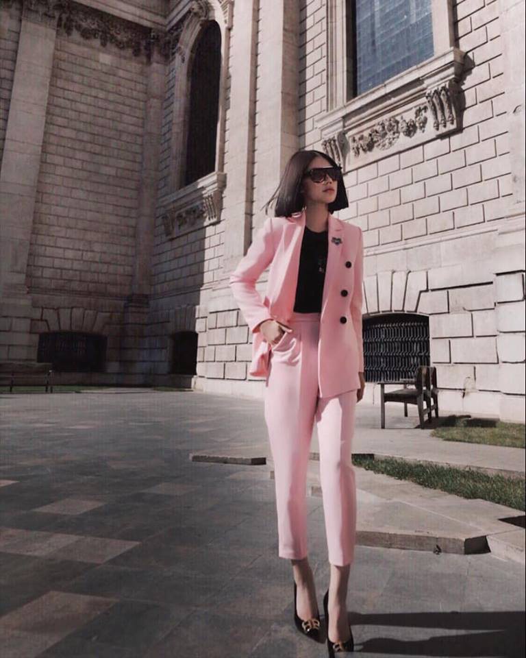 Hoa hậu Jolie Nguyễn cho thấy một khía cạnh mới trong thời trang của cô nàng khi diện bộ suit hồng được cắt may tinh tế với giày cao gót Balenciaga.    