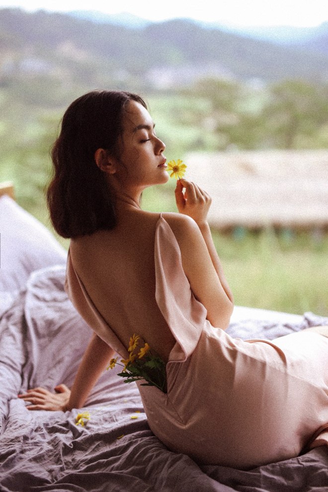 Trong ảnh, Phạm Quỳnh Anh diện đầm hai dây ôm dáng, thiết kế xẻ lưng tôn lên vẻ đẹp quyến rũ của người phụ nữ.    
