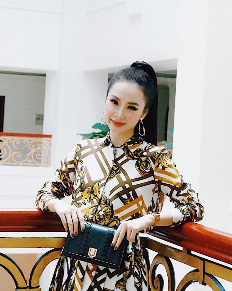 Váy họa tiết sặc sỡ cùng chiếc túi hộp là điều đã đem lại sự nổi bật cho Angela Phương Trinh.  