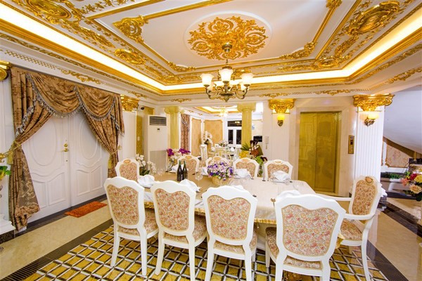 Toàn bộ nội thất đều lấy tông vàng làm chủ đạo cùng với những họa tiết tinh xảo, bắt mắt.    