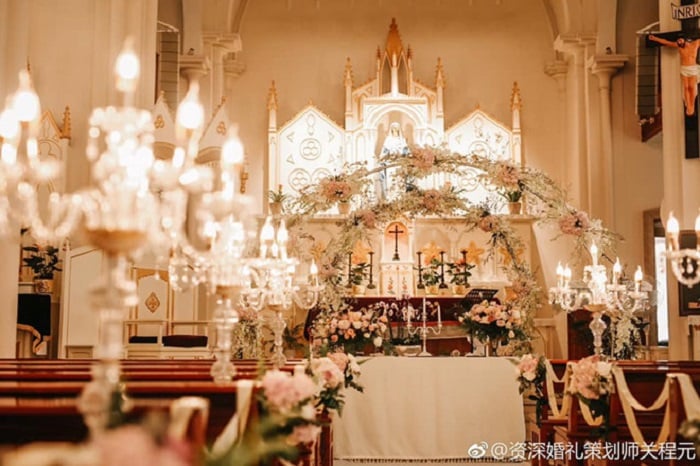 Lễ đường lãng mạn trong đám cưới của Đường Yên và La Tấn.    