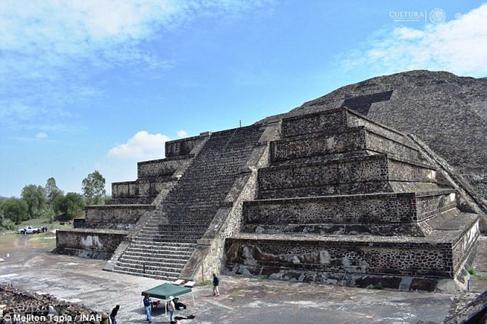 Cận cảnh kim tự tháp mặt trăng của người Toltec .    