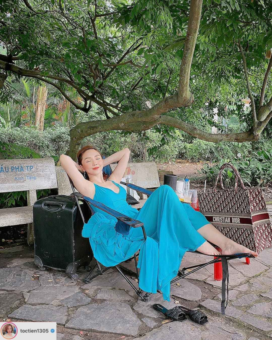 Tóc Tiên khác biệt giữa rừng sao Việt tuần này với thiết kế váy dài khoét sâu có gam màu xanh mát mắt. Thần thái và phong cách trang điểm rạng rỡ làm tôn lên vẻ đẹp tươi trẻ của nữ ca sĩ.    