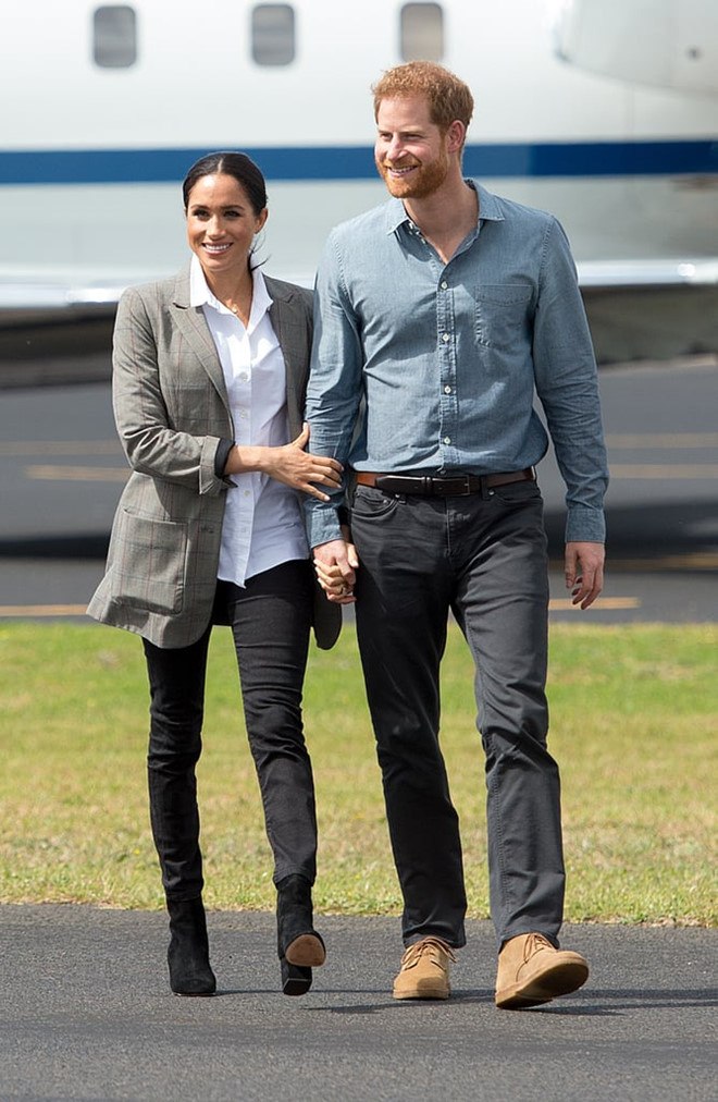 Theo Popsugar, trong chuyến công du Australia mới đây cùng Hoàng tử Harry, Meghan Markle xuất hiện 5 lần với chiếc quần jeans này. Mỗi lần, cô có cách mix-match khác để thay đổi. Trong sự kiện đầu tiên, cô phối đơn giản cùng sơ mi trắng, blazer và ankle boots.