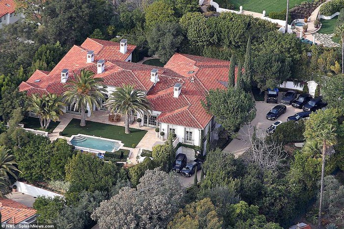 Gia đình David Beckham được cho là đã bán căn biệt thự xa hoa của mình tại Beverly Hill sau 11 năm gắn bó với giá 33 triệu USD (hơn 770 tỷ VND). 