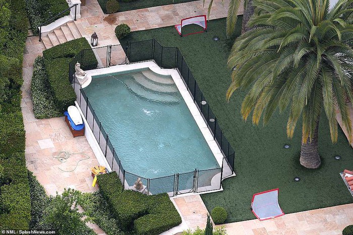 Bể bơi ngoài trời trong khuôn viên biệt thự.    