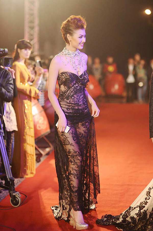 Bộ váy của Hồng Quế từng là đỉnh điểm của sự chỉ trích từ dư luận.    