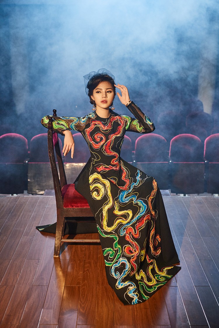 Những thiết kế áo dài biến tấu kết hợp với kiểu dáng váy dạ hội và chất liệu xuyên thấu giúp Jolie Nguyễn nổi bật và khoe được vẻ quyến rũ trong từng shoot ảnh. 
