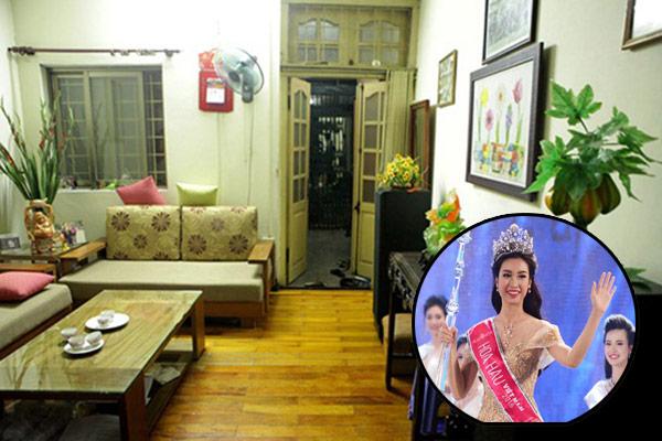 Căn nhà của Hoa hậu Đỗ Mỹ Linh nằm trên gác hai của một khu tập thể cũ ở phố Hàng Đào.    